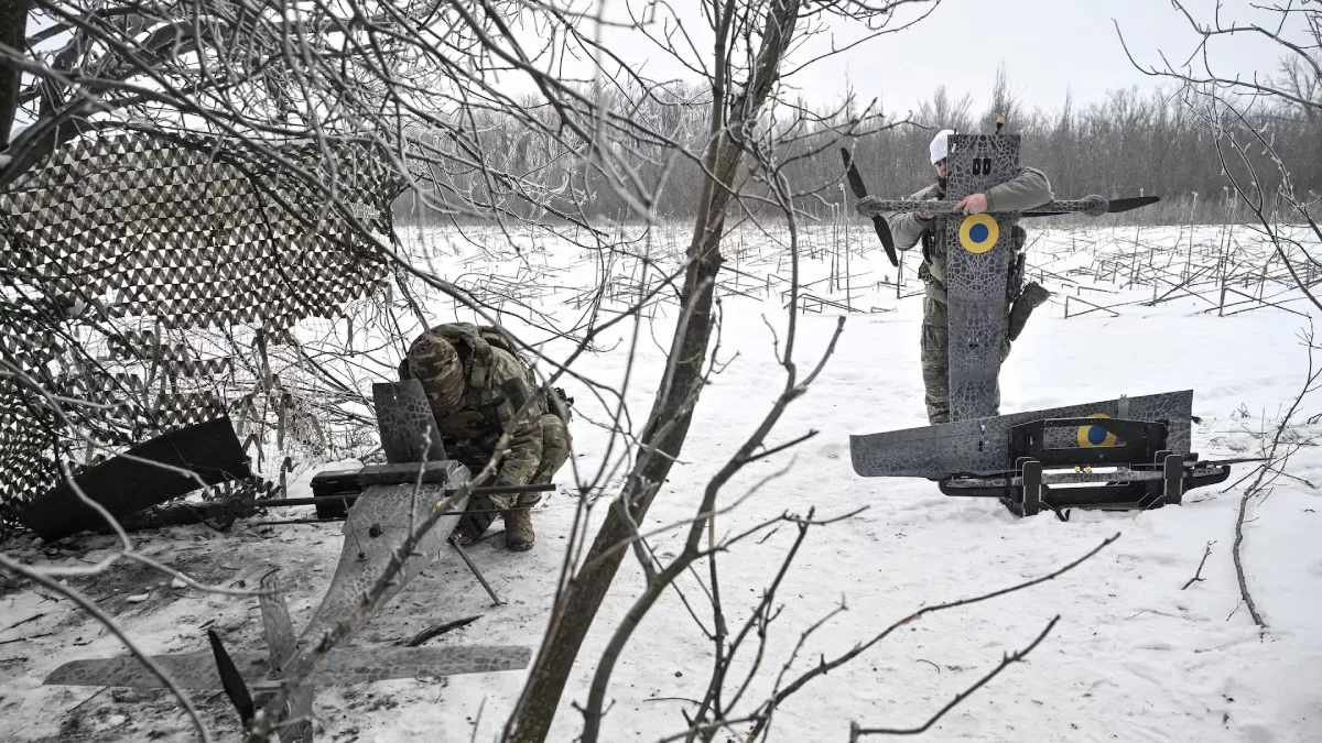 Члени спецбатальйону Національної поліції Запорізької області готують бойовий дрон «Гара» до польоту над позиціями російських військ поблизу Покровська, 23 січня 2026 року / Фото Reuters