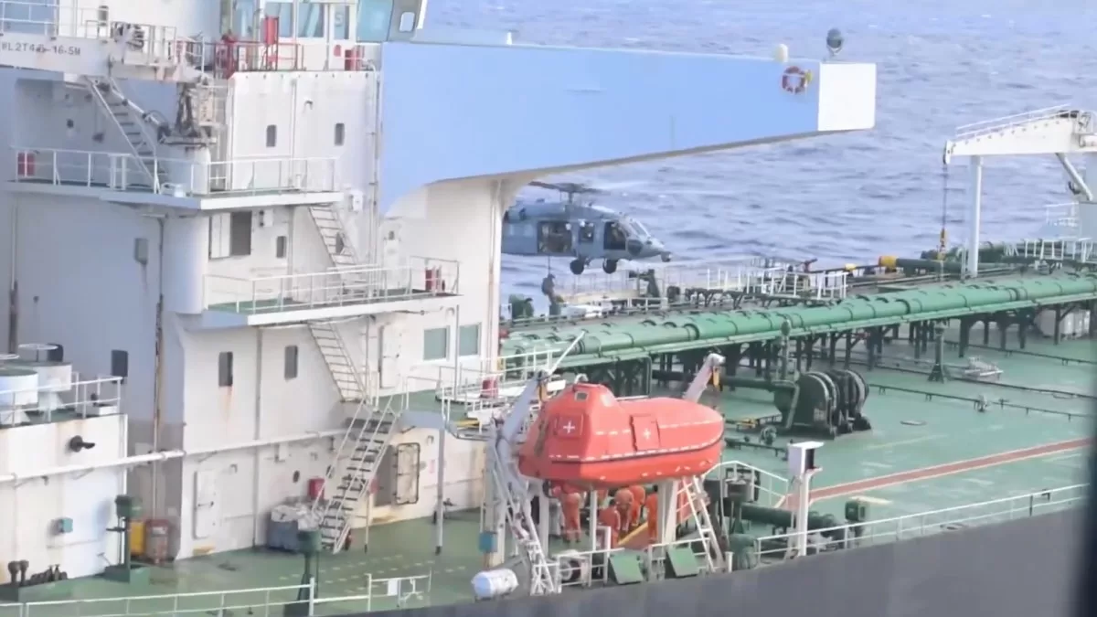 Высадка десанта на танкер Aquila II / Скриншот видео