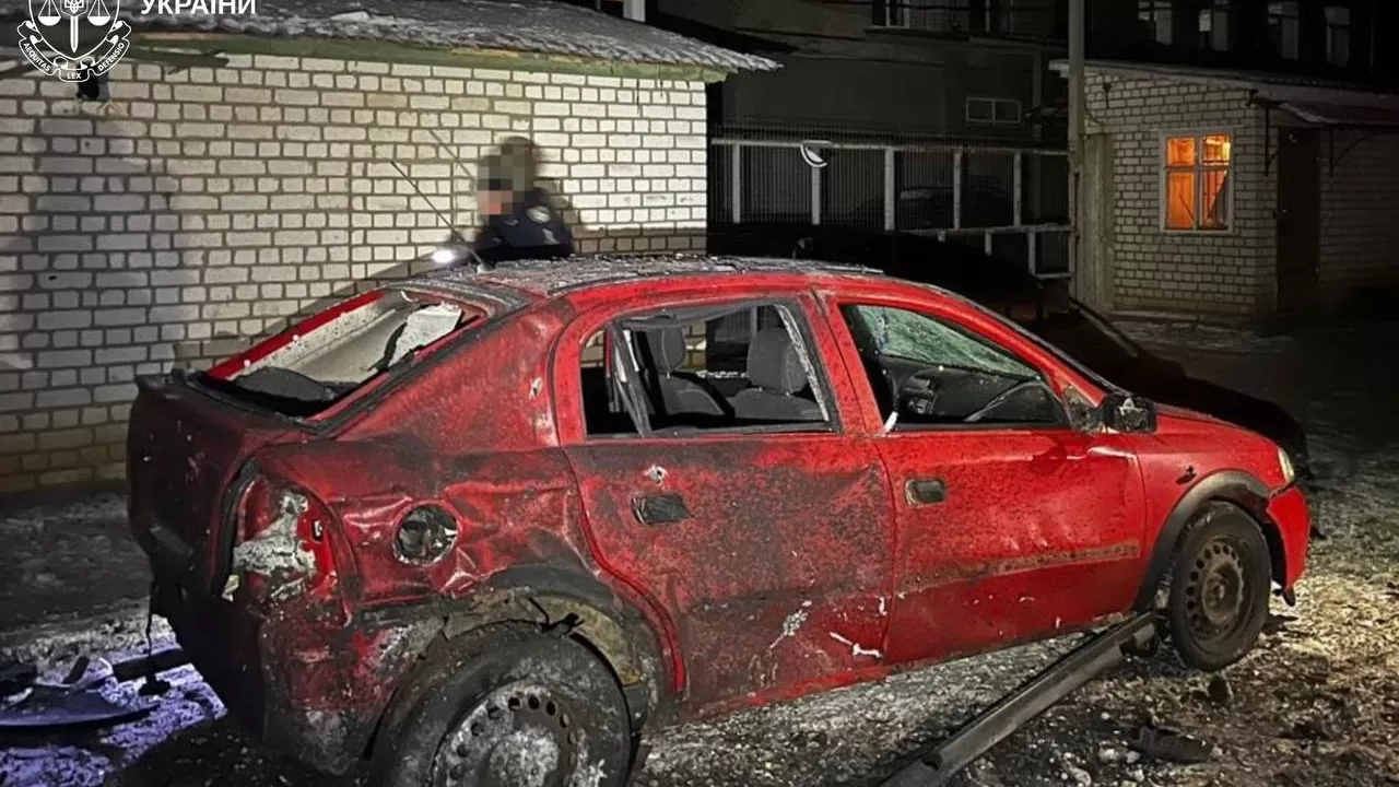 Поврежденный автомобиль на месте попадания БпЛА в Харькове / Фото: Харьковская областная прокуратура