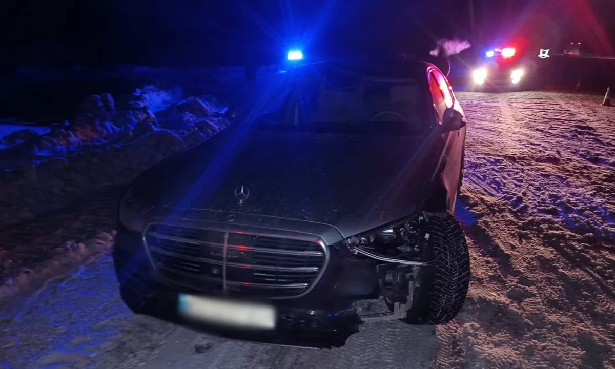 Пошкоджений внаслідок ДТП Mercedes-Benz / Фото: ГУНП в Житомирській області