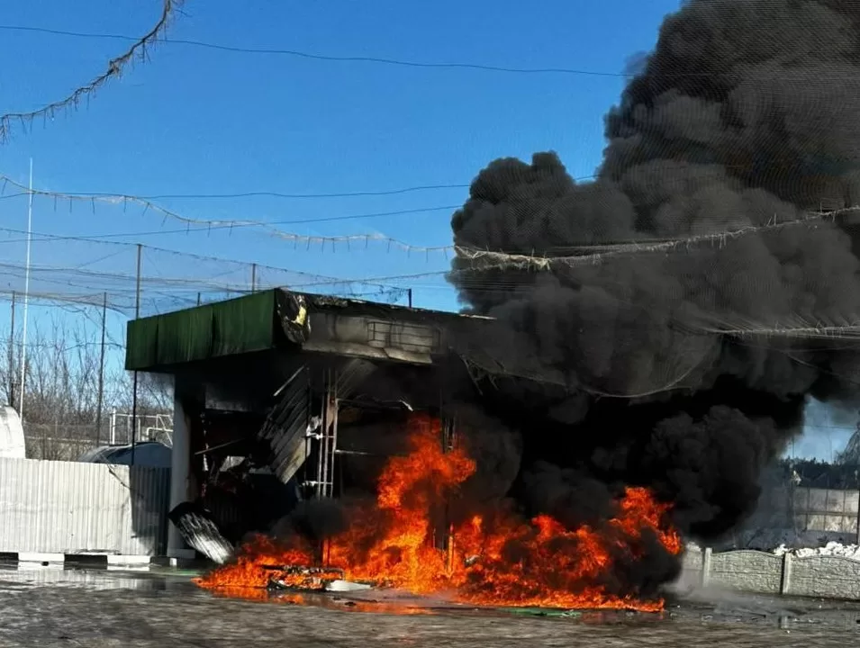 Наслідки удару РФ по АЗС у Золочеві / Фото: Віктор Коваленко