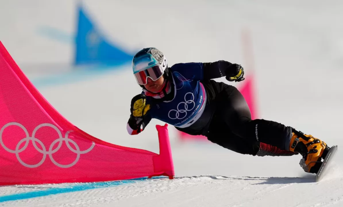 Олимпийские игры Милан-Кортина 2026 — Сноуборд — Женский параллельный гигантский слалом, 1/8 финала — Сноупарк Ливиньо, Ливиньо, Италия — 8 февраля 2026 года. Клаудия Риглер из Австрии во время соревнований в 1/8 финала женского параллельного гигантского слалома против Эстер Ледецкой из Чехии / Фото: REUTERS