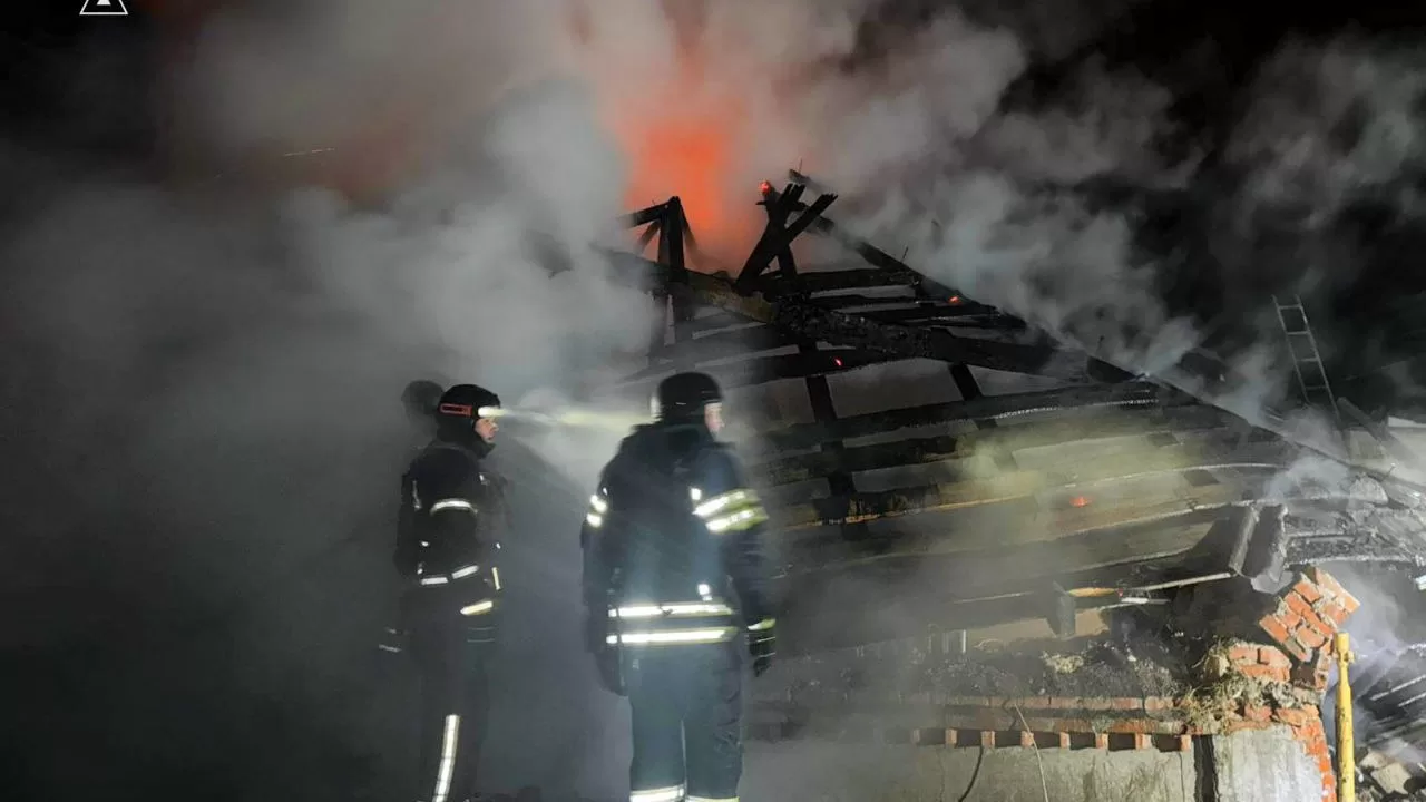 Рятувальники на місці знищеного росіянами будинку у Богодухові / Фото: ДСНС