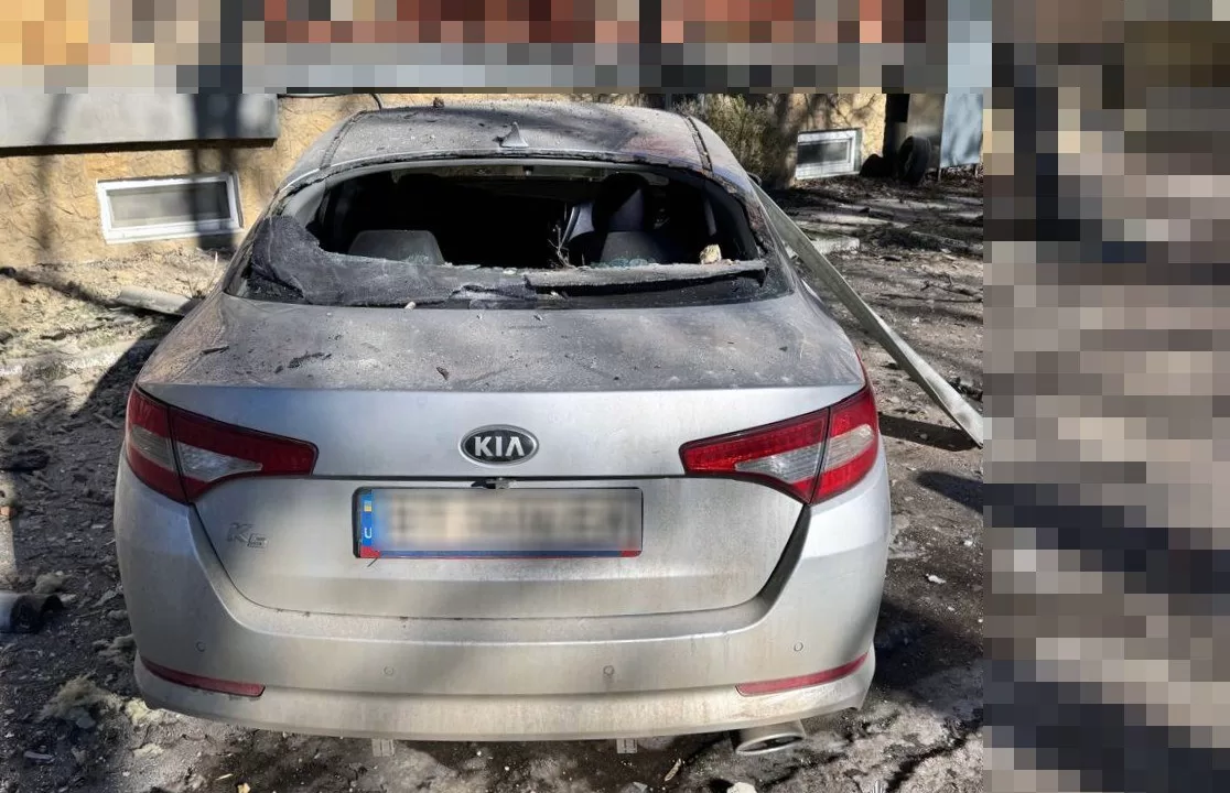 Поврежденный обстрелом автомобиль на Херсонщине / Фото: Нацполиция