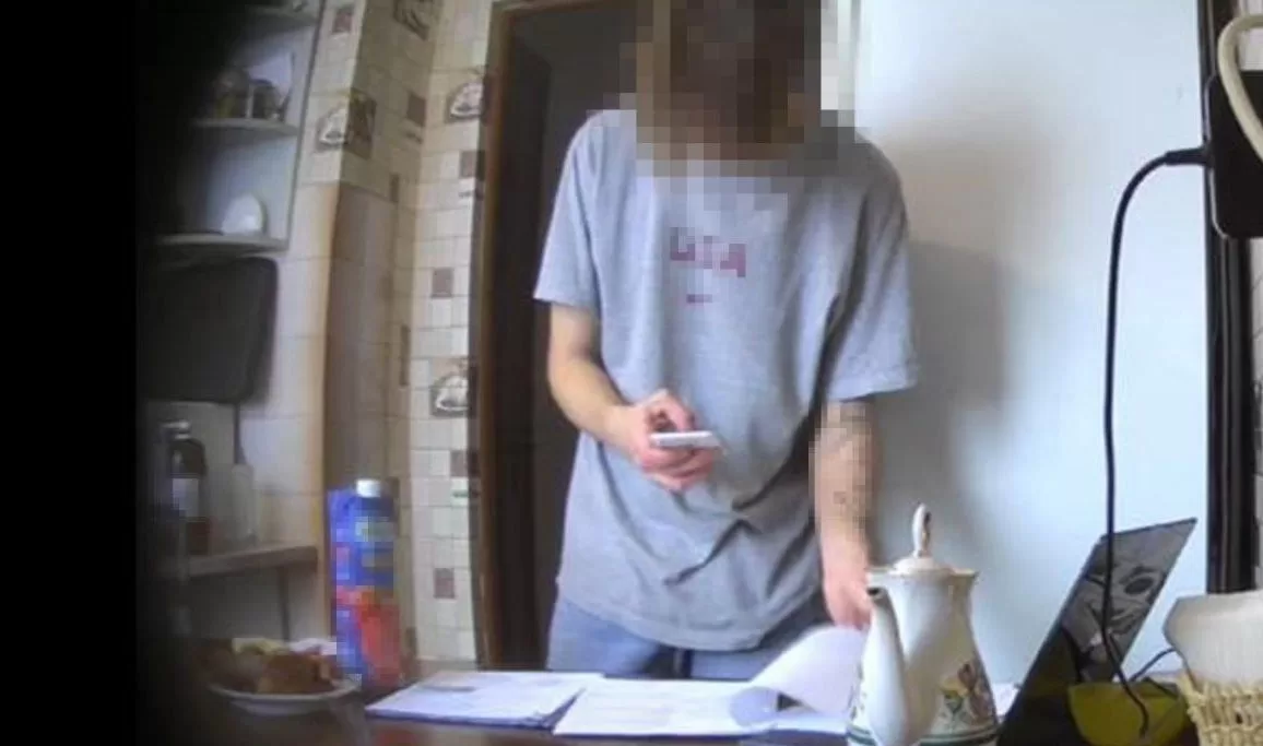 Злоумышленник фотографирует имитационные документы с грифом "Совершенно секретно" / Фото: СБУ