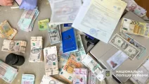 За місцями роботи та проживання фігурантів поліцейські вилучили понад 2 мільйони гривень, більше 200 тисяч доларів, 60 тисяч євро та майже 100 тисяч російських рублів / Фото Нацполіція