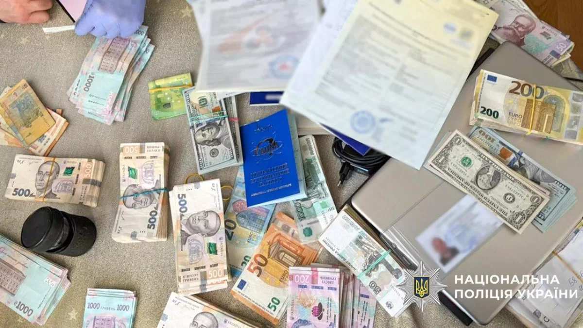 За місцями роботи та проживання фігурантів поліцейські вилучили понад 2 мільйони гривень, більше 200 тисяч доларів, 60 тисяч євро та майже 100 тисяч російських рублів / Фото Нацполіція