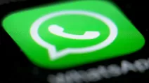 Логотип WhatsApp на смартфоні / Фото dpa