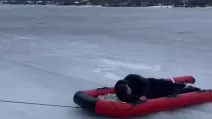 За допомогою гумового човна "сани" та водолазного оснащення хлопця доправили до берега / Скріншот