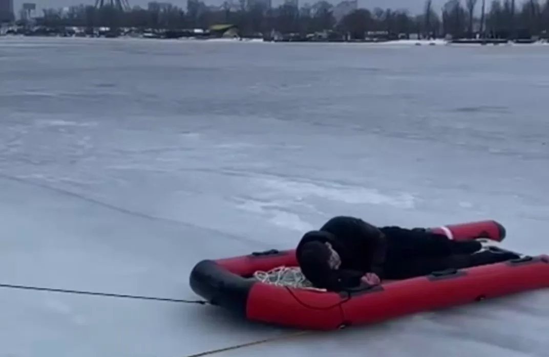 За допомогою гумового човна "сани" та водолазного оснащення хлопця доправили до берега / Скріншот