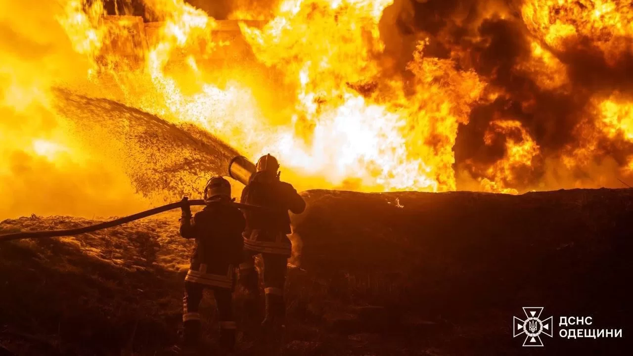 Рятувальники ліквідовують наслідки удару по Одесі. 15 лютого 2026 / Фото ДСНС