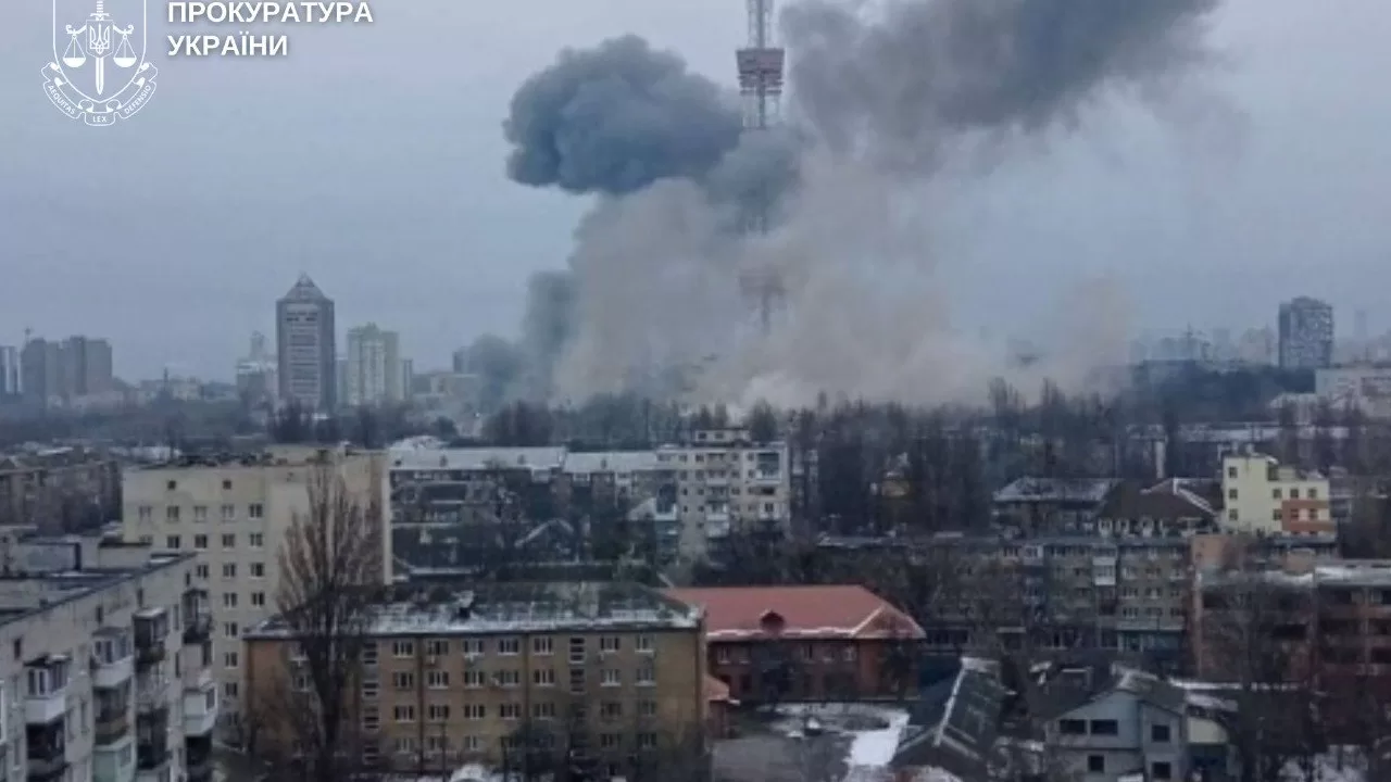 Дым над Киевом после ракетного удара 1 марта 2022 года / Фото: Киевская городская прокуратура