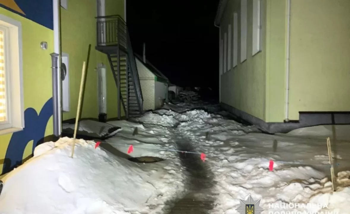 Місце падіння снігу на дитину / Фото: ГУНП в Житомирській області.