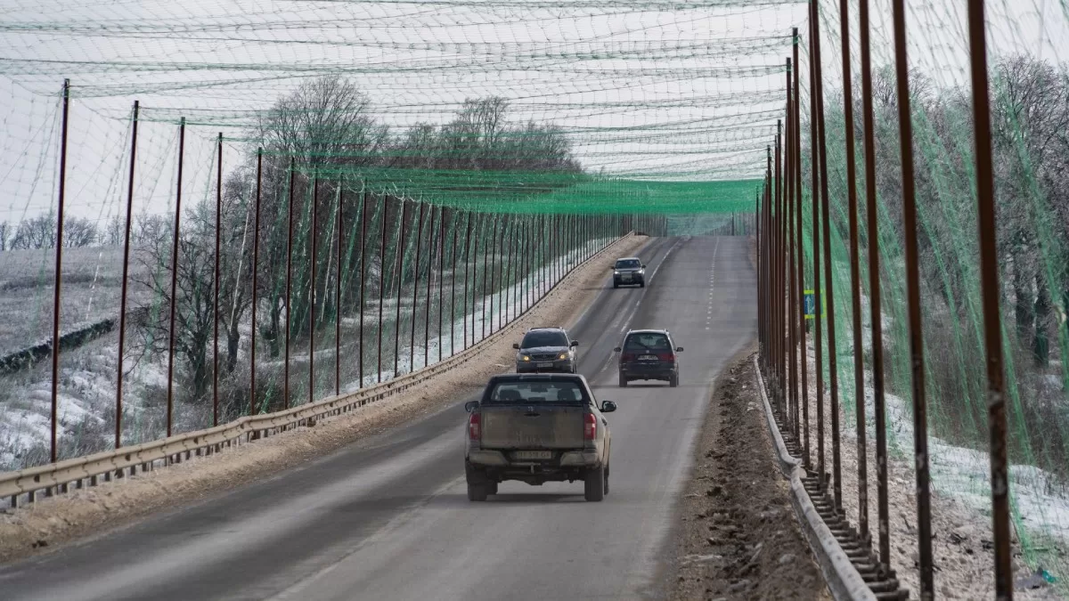 Ледяные дожди и негабаритный транспорт привели к деформации защитных сооружений на дорогах / Фото facebook.com/kh.ukravtodor