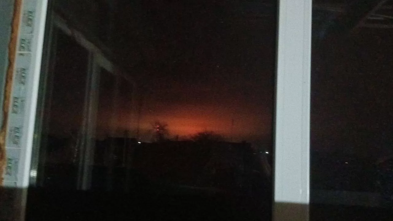 Зарево от пожара на Ильском НПЗ / Фото из открытых источников