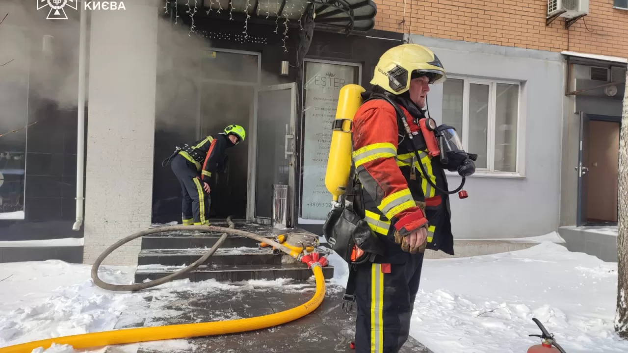Спасатели на месте пожара в салоне красоты / Фото: ГСЧС Киева