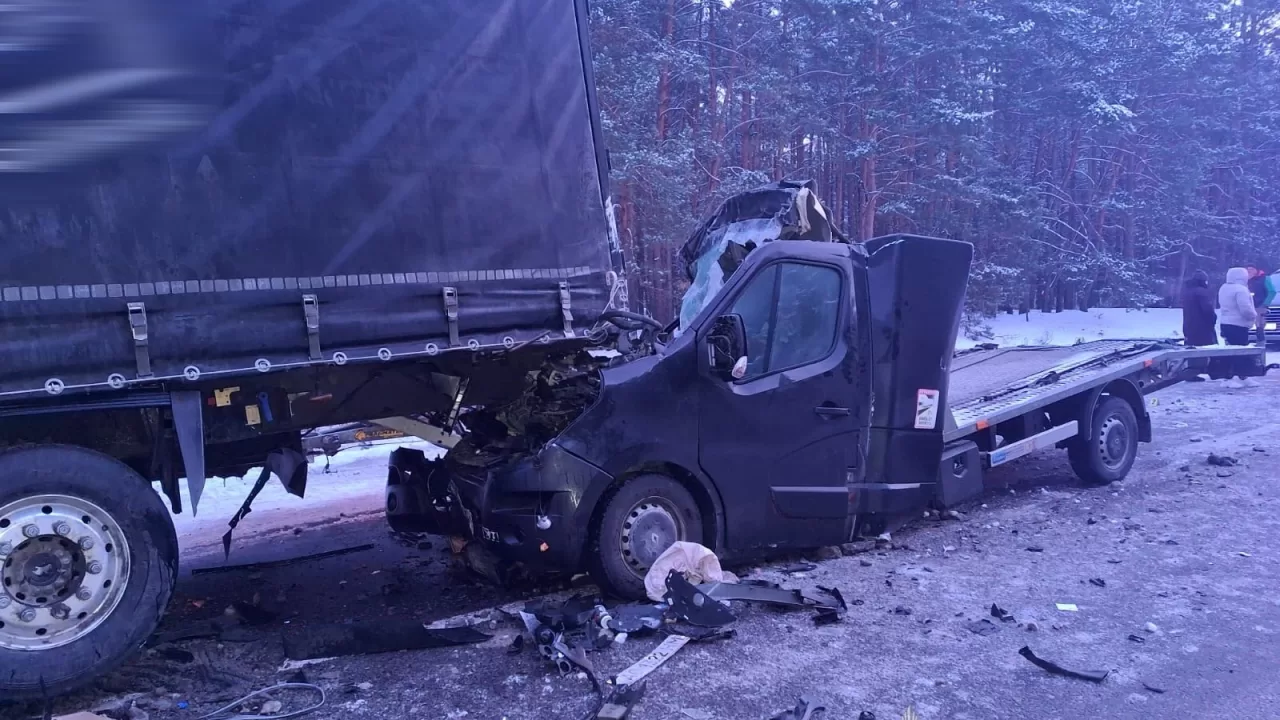 В ДТП с грузовиком и микроавтобусом погиб мужчина / Фото: ГУНП в Волынской области