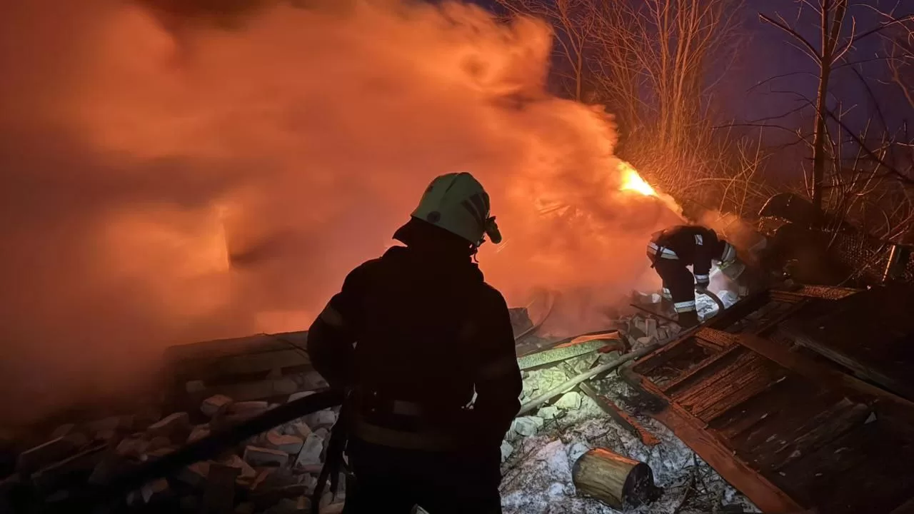 Спасатели на месте удара по Лозовой / Фото: Сергей Зеленский
