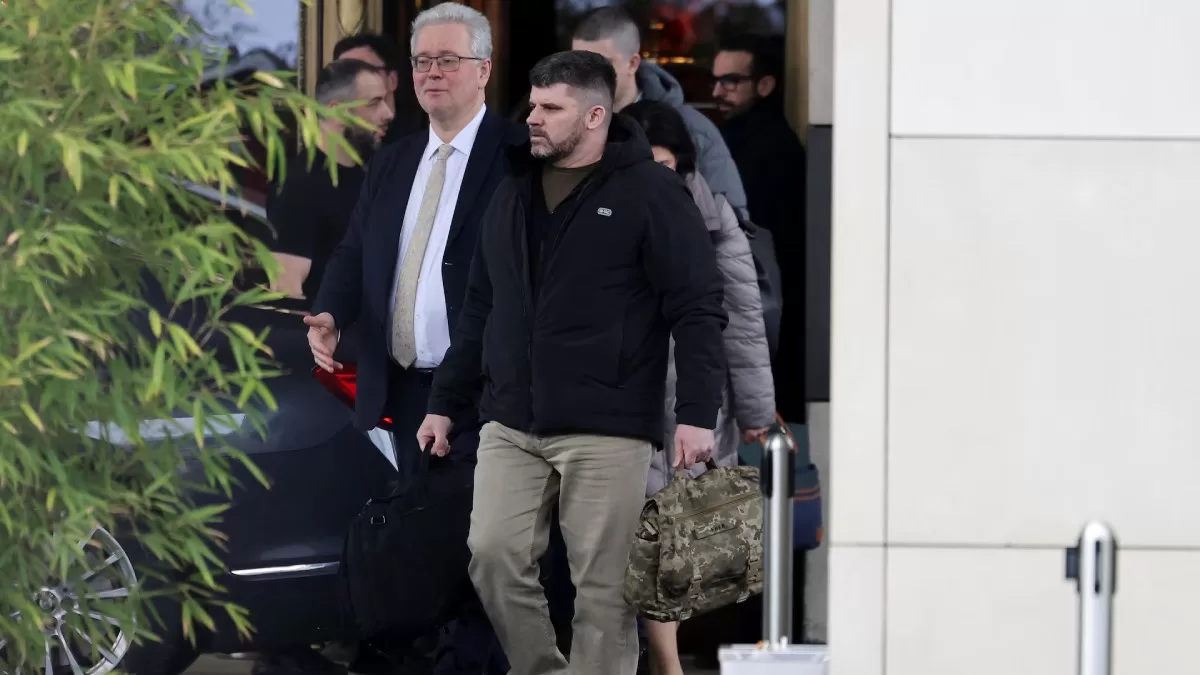 Начальник Генштабу ЗСУ Андрій Гнатов виходить з готелю InterContinental у день мирних переговорів між Росією та Україною, Женева, 18 лютого 2026 року/ Фото Reuters