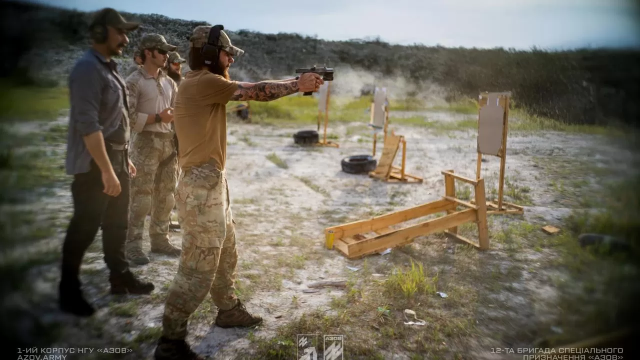 Військовослужбовець на полігоні стріляє по макету із пістолета