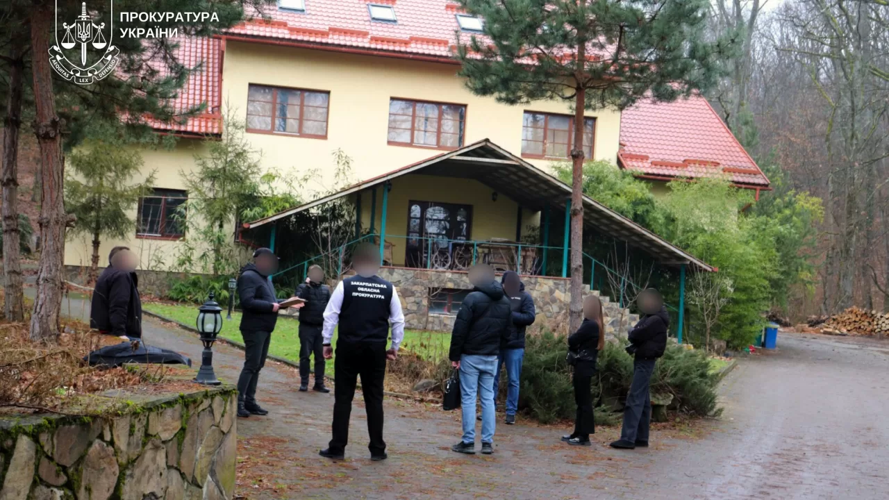 Правоохоронці на території незаконно побудованого комплексу на Закарпатті / Фото: Закарпатська обласна прокуратура