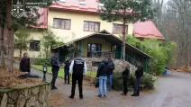 Правоохоронці на території незаконно побудованого комплексу на Закарпатті / Фото: Закарпатська обласна прокуратура