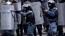 Бойцы «Беркута» стреляют в людей / Фото из открытых источников