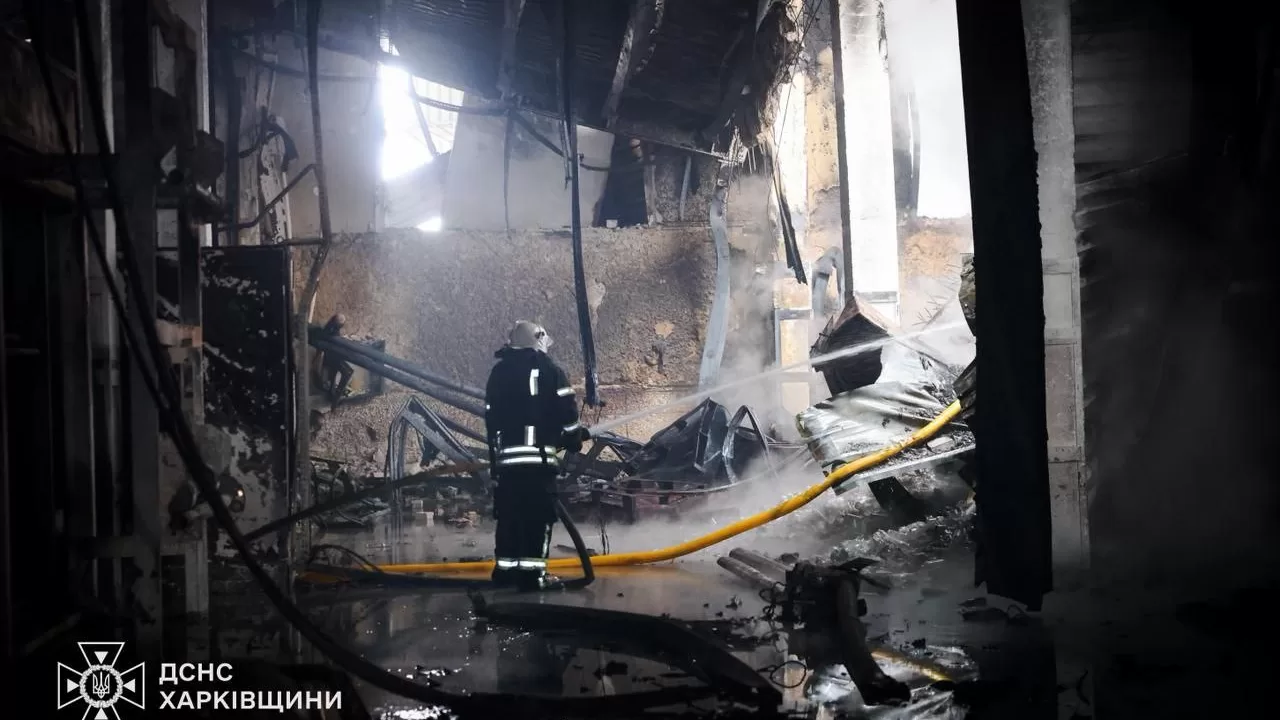 Место удара российского БпЛА по предприятию в Харьковской области / Фото: ГСЧС