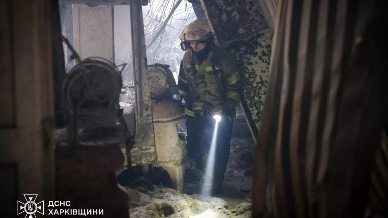 Спасатель на месте российского удара по предприятию в Харьковской области / Фото: ГСЧС