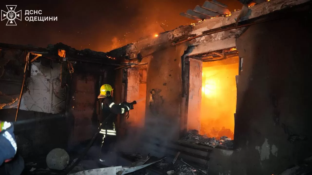 Ворог ударив по Одеському району: зруйновані будинки, постраждали люди / Фото ДСНС