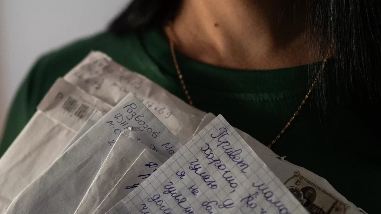 Юлія каже, що російські тюремні наглядачі прив'язали її голою до столу і погрожували зґвалтувати її гумовою палицею / Фото The New York Times