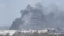 Дым от пожара на заводе «Электровыпрямитель» / Скриншот