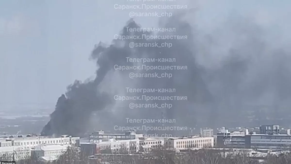 Дым от пожара на заводе «Электровыпрямитель» / Скриншот