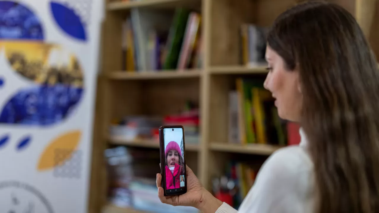 Ірина Кушнір, біженка з Харкова, розмовляє зі своєю дочкою Софією під час відеодзвінка. Стамбул, 18 лютого 2026 року / Фото Reuters