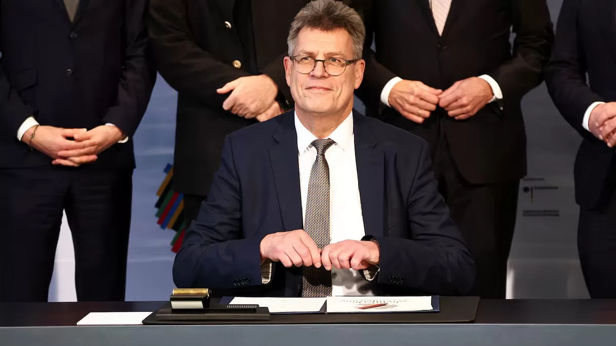 Президент Олімпійської спортивної конфедерації (DOSB) Томас Вайкерт підписує угоду про участь Німеччини в Олімпійських іграх з канцлером Німеччини Фрідріхом Мерцем та главами урядів земель та міст, що беруть участь у програмі. Берлін, 4 грудня 2025 року / Фото Reuters
