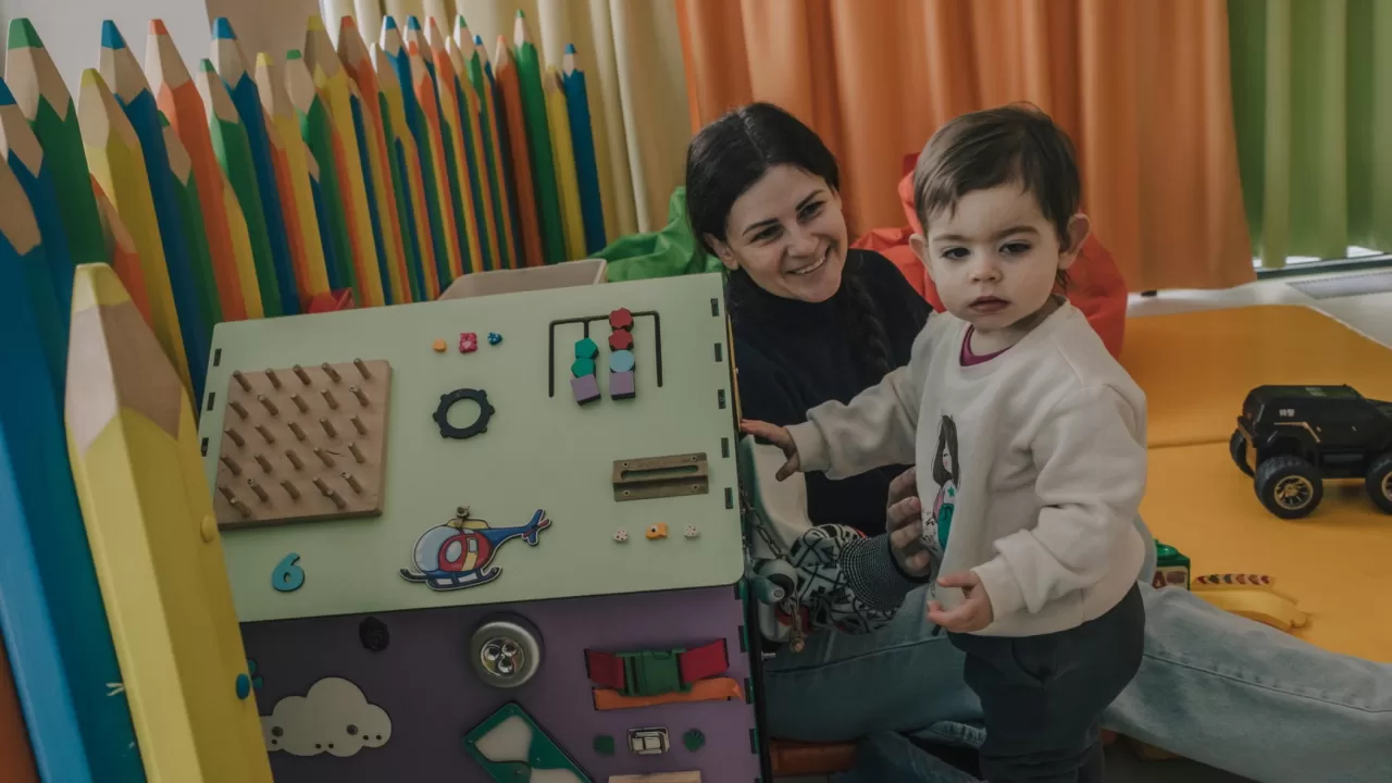 Валерія Іващенко з дочкою Веронікою в пологовому будинку «Лелека» / Фото: Алессіо Мамо/The Guardian