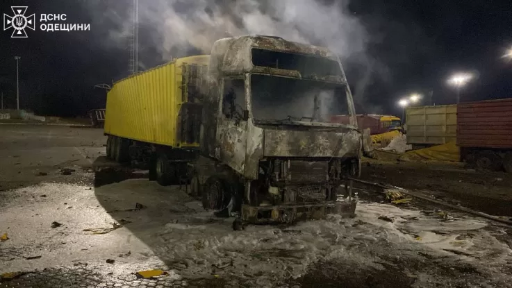 Знищені внаслідок атаки на Одещину вантажівки 23 лютого / Фото: ДСНС