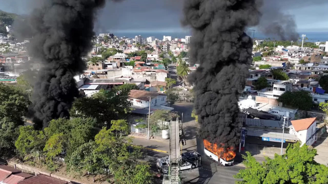 Дим здіймається від палаючих автомобілів у Пуерто-Вальярта, Мексика / Фото Reuters