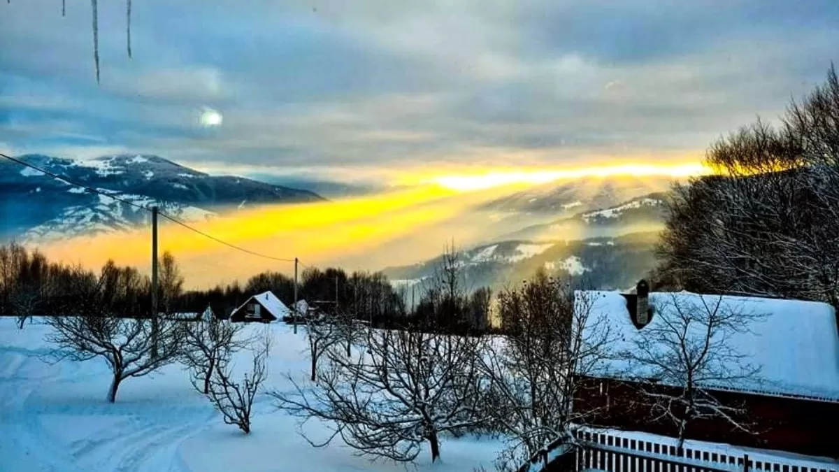 Захід сонця над Раховом / Фото з Facebook РАХІВ ПЛАЙ. Rakhiv Plai