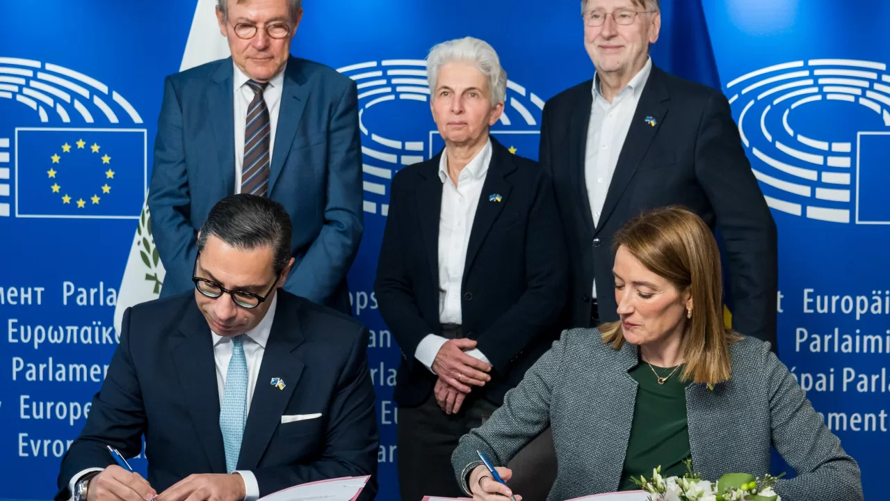 Председатель Европарламента подписала кредит на €90 млрд для Украины / Фото: x.com/EP_President