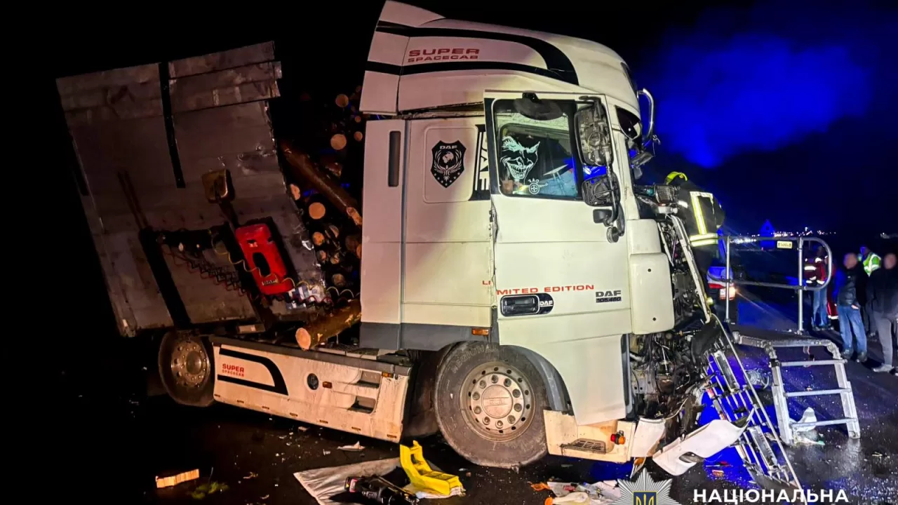 Пошкоджена внаслідок ДТП вантажівка / Фото: ГУНП в Рівненській області