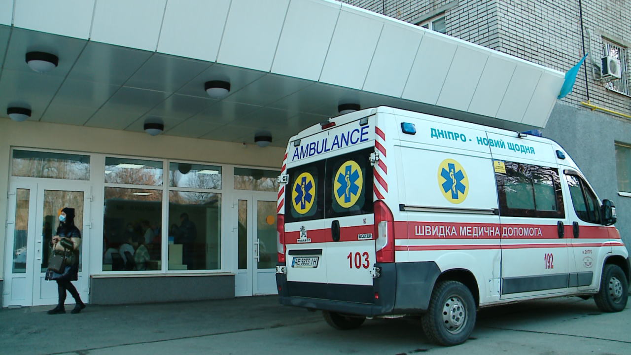 Автомобиль "скорой" возле больницы в Днепре / Фото: 11tv.dp.ua