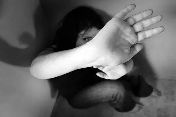 На Хмельнитчине мужчина изнасиловал свою 12-летнюю дочь / Фото: depositphotos