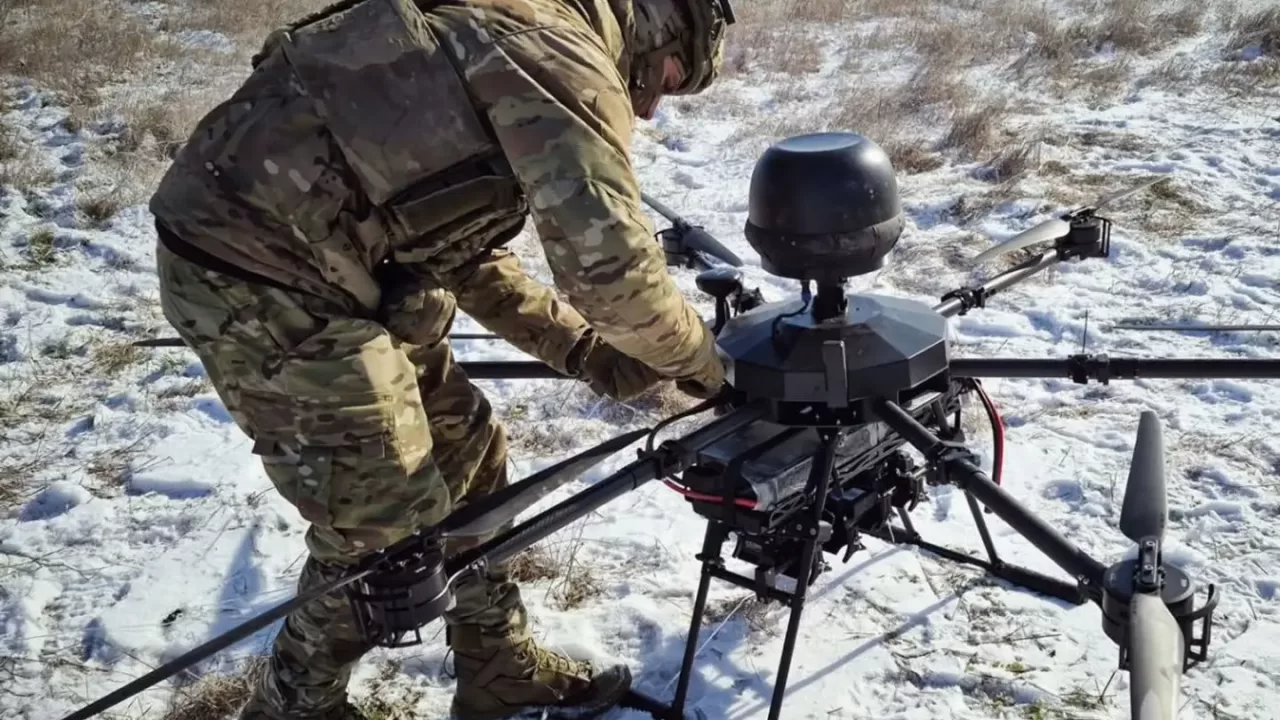 Оператор БпЛА готовит к вылету тяжелый дрон-бомбардировщик / Фото: Генштаб ВСУ