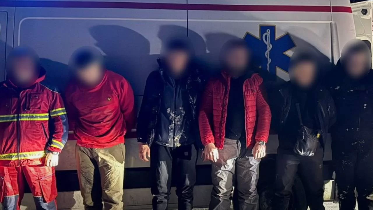 Водій мав довезти п’ятьох «клієнтів» якомога ближче до кордону і далі вказати їм піший шлях до Румунії / Фото ДПСУ