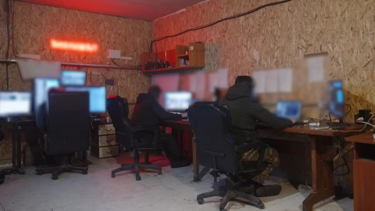 Аналітики української бригади «Буревій» прослуховують російські комунікації з підземного пункту прослуховування на північному сході України / Фото POLITICO