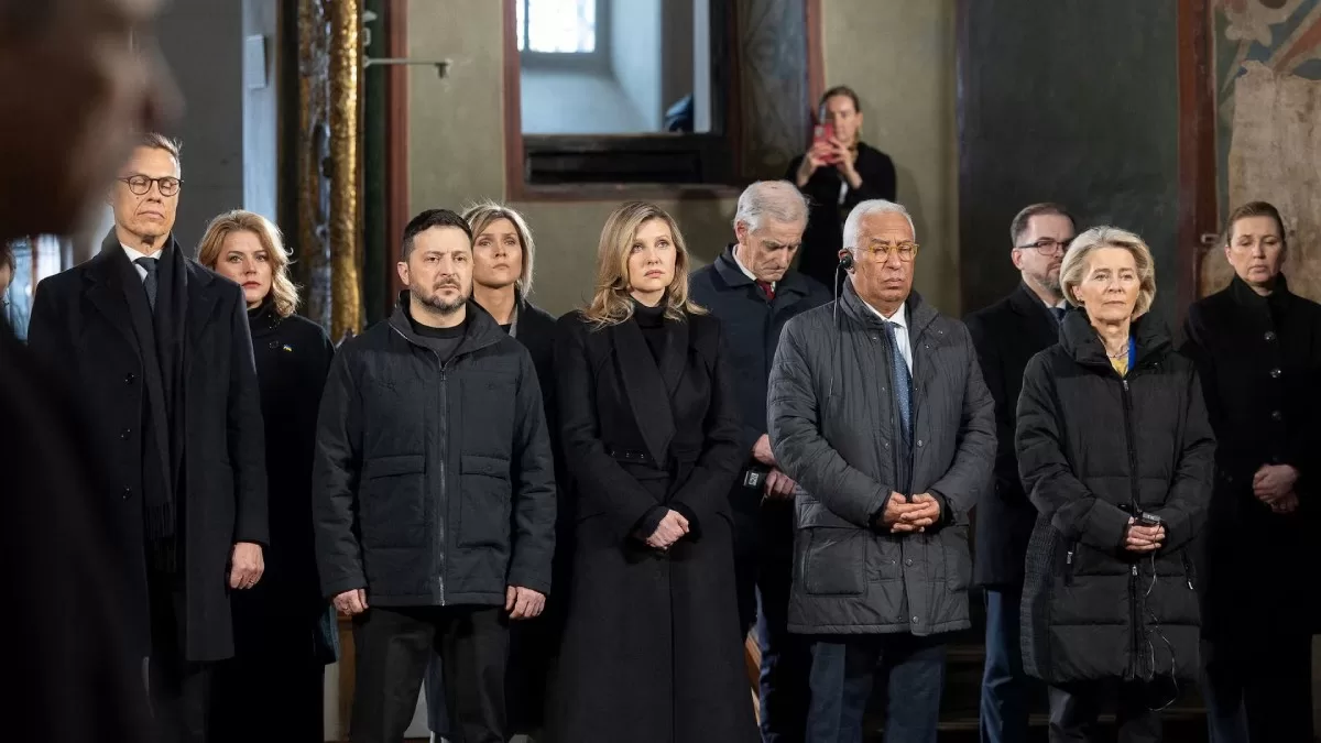 Президент Украины Владимир Зеленский и его жена Елена, президент Финляндии Александр Стабб, премьер-министр Хорватии Андрей Пленкович, премьер-министр Дании Метте Фредериксен, президент Европейской комиссии Урсула фон дер Ляйен и президент Европейского совета Антонио Коста участвуют в молитве за мир в Софийском соборе в четвертую годовщину полномасштабного вторжения России, Киев, Украина, 24 февраля 2026 года / Фото Офис президента