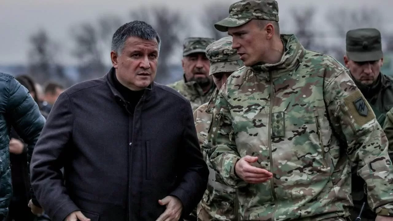 Арсен Аваков (министр МВД в 2014-2021 годах) и Денис Прокопенко (справа) в полевом лагере «Азова». Октябрь 20219 года / Фото МВД