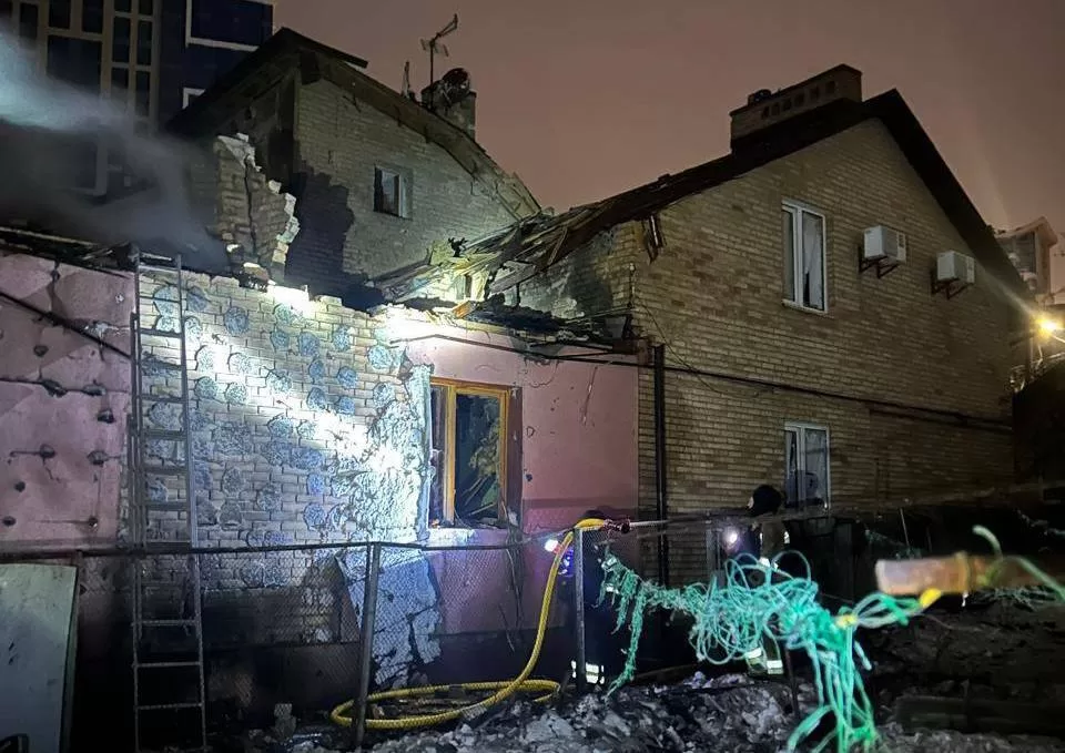 Поврежденный обстрелом дом в Киеве / Фото: ГСЧС