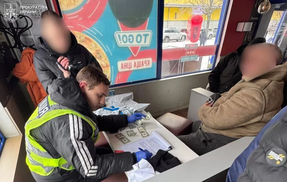 Объявление подозрения задержанному / Фото: Офис генпрокурора